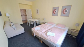 Bright apartment sleeps 8